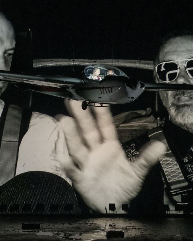 Projeksjon av to menn i cockpit