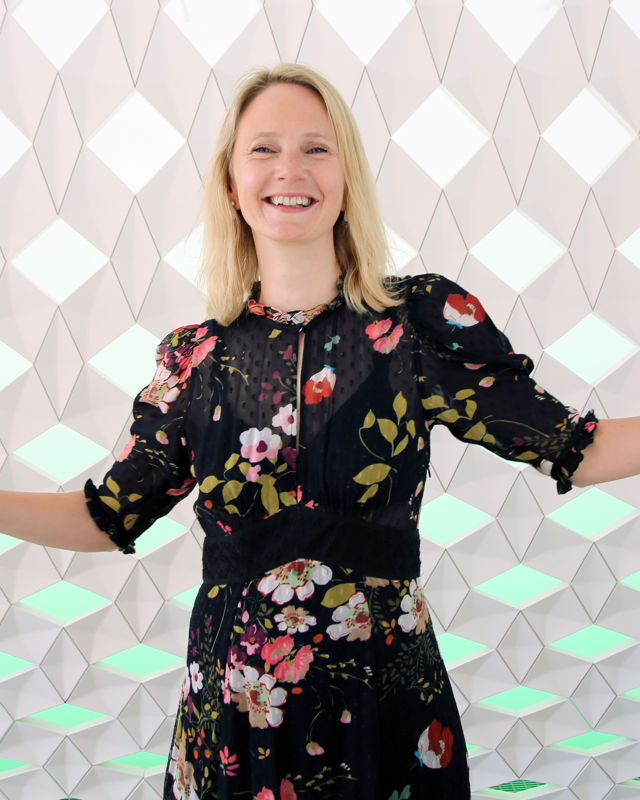 Kvinne i blomstrete kjole