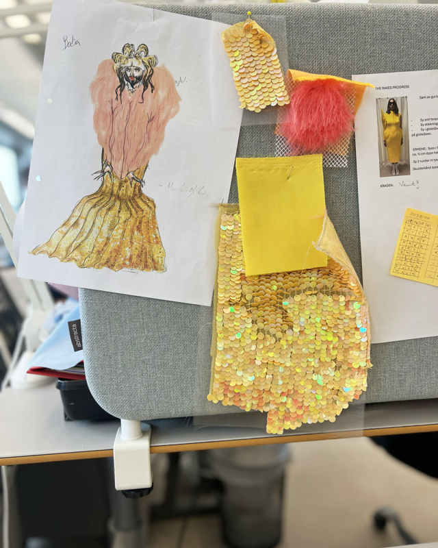 Detalj fra oppslagstavle i systua med kostymetegning