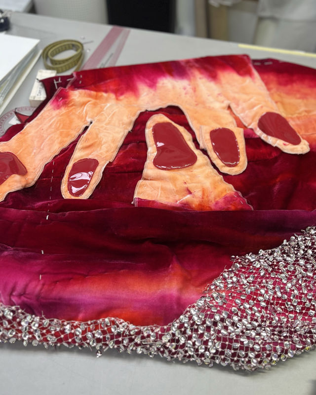 Bilde av hånd laget av stoff på rød silke