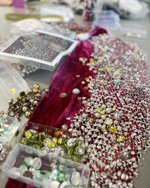 Nærbilde av paljetter og perler