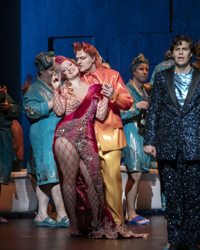 Mange mennesker i fargerike kostymer