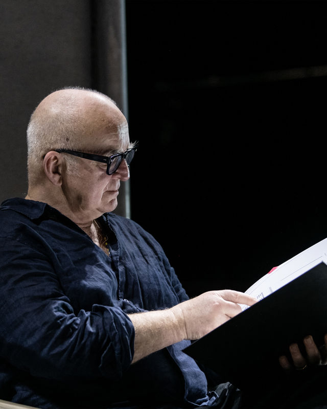 Mann som leser manuskript