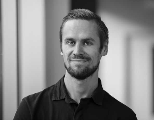 Svarthvitt portrett av mann med skjegg